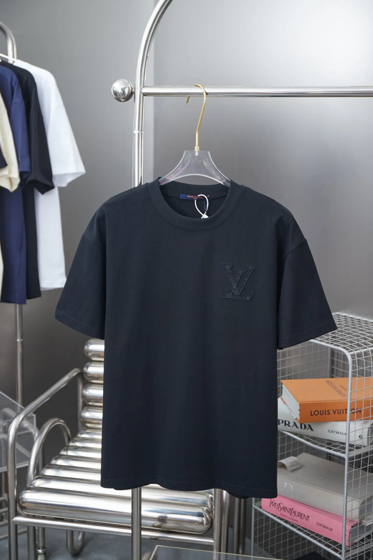 🅿️190 1V 25SS early spring new style Toothbrush embroidered logo short sleeves Light luxury essential item for daily commuting for men and women Correct version Welcome to compare Detailed features · 320g 100% pure cotton double yarn jersey fabric · Custom dyed in the same vat, special thickened 32 pieces double-strand 1X1 thread · Imported Tajima machine machine embroidery, toothbrush embroidered logo embroidery pattern + three-dimensional burnt flowers · Double-needle sewing and cross-seam technology · Original main mark, washed tag, brand moisture-proof paper packaging Color: black/white/pink Size: S/M/L/XLI
